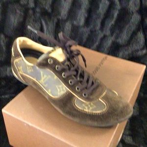 Women Louis Vuitton sneakers 9.5